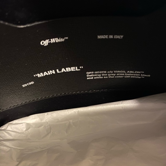 OFF WHITE SCULPTURE CAMERA PURSE - Picture 2 of 7